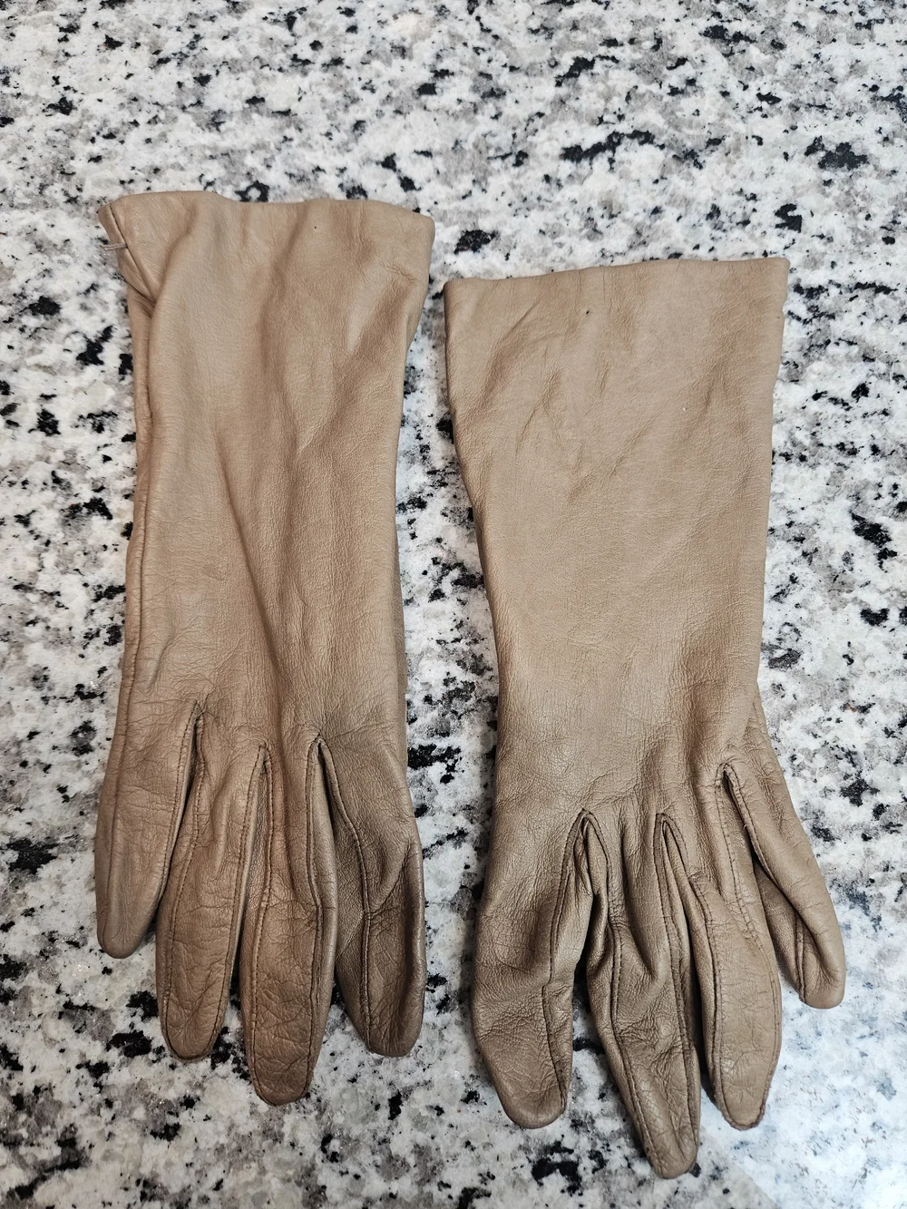 Classic Women's Leather Gloves in Taupe
